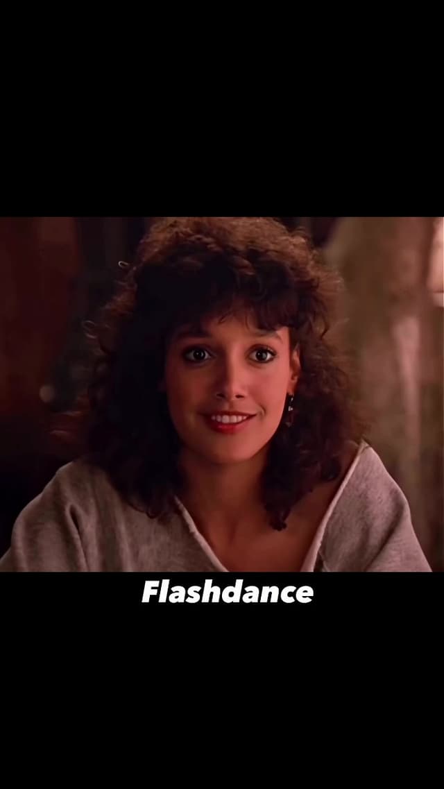 La inolvidable escena final de 'Flashdance', con Jennifer Beals bailando al ritmo de 'What a Feeling', marcó la moda y la música en los años 80. La canción ganó el Óscar y el estilo deportivo de Alex sigue siendo tendencia.