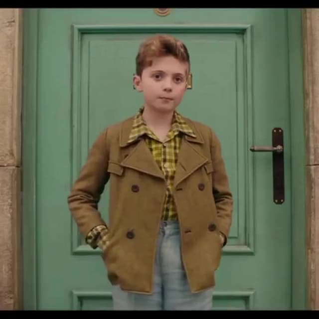En 'Jojo Rabbit', Taika Waititi dirige e interpreta a Hitler, amigo imaginario del protagonista. Esta escena muestra el contraste entre humor y el mensaje contra el odio, clave en la narrativa de la película.