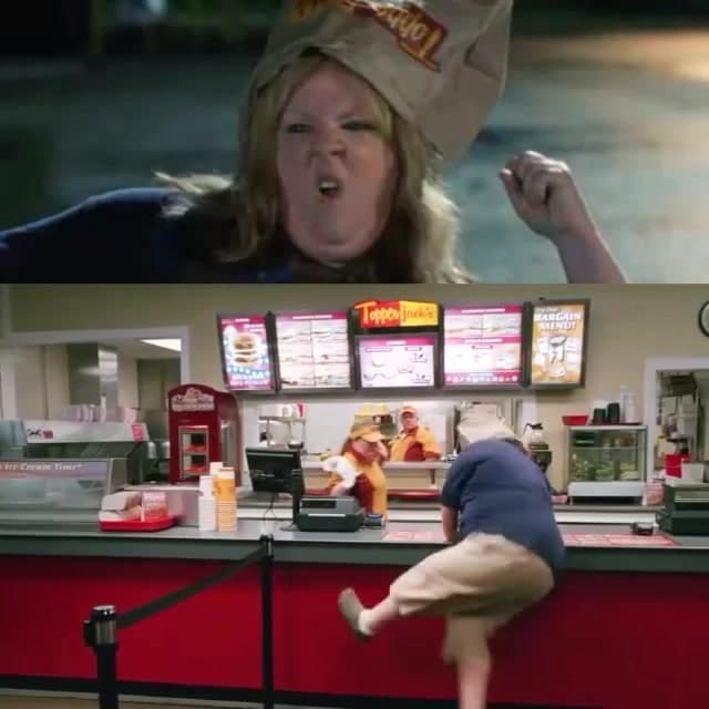 En 'Tammy', Melissa McCarthy protagoniza un caótico asalto a un restaurante de fast-food mientras suena 'Thrift Shop'. Esta icónica escena mezcla comedia absurda y momentos inesperados en la película de 2014.