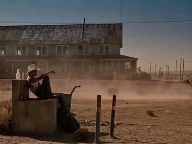 La escena final de 'Thelma & Louise' (1991) marcó la historia del cine como símbolo feminista. Brad Pitt tuvo aquí uno de sus primeros papeles destacados. Un clásico impulsado por Geena Davis, Susan Sarandon y el guion de Callie Kh