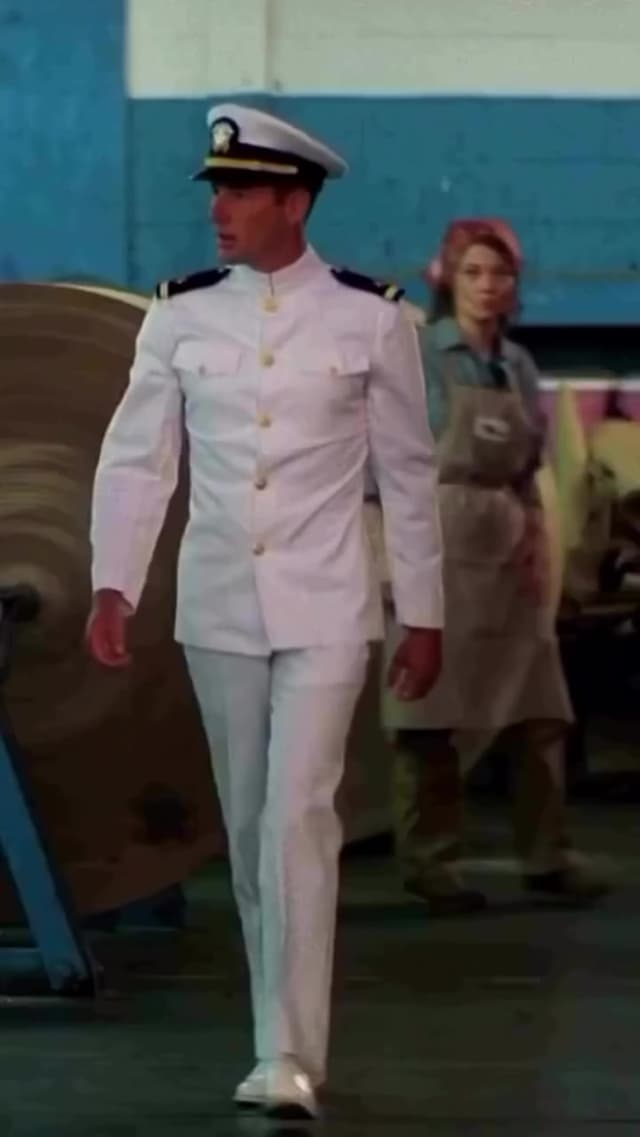 La canción 'Up Where We Belong' de Joe Cocker y Jennifer Warnes, incluida en la película, se convirtió en un himno de la década y le valió un Óscar, complementando la intensa relación entre los personajes y la disciplina militar.