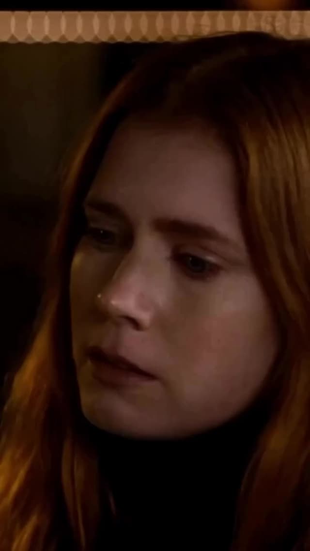 En 'Nocturnal Animals' (2016), la escena donde Susan lee el manuscrito refleja el vínculo entre ficción y realidad. Este momento intensifica la tensión psicológica y muestra el poder narrativo del guion de Tom Ford.