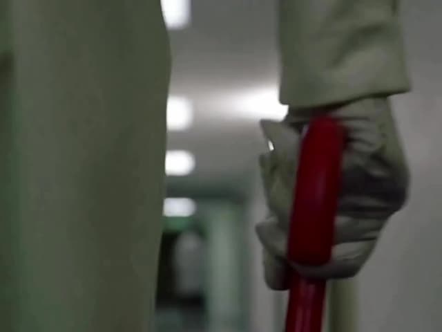 En 'Kill Bill: Volume 1', Uma Thurman protagoniza una de sus escenas más impactantes. El inquietante silbido de 'Twisted Nerve' de Bernard Herrmann refuerza la tensión mientras Elle Driver se acerca al cuarto del hospital.