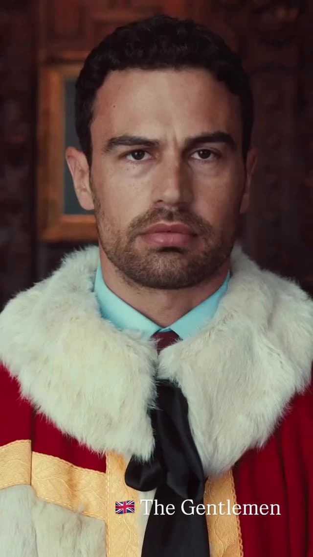 La serie 'The Gentlemen' expande el universo de la película de 2019. Guy Ritchie dirige los dos primeros episodios y Vinnie Jones regresa a trabajar con él tras 'Snatch'. Reparto destacado y segunda temporada confirmada.