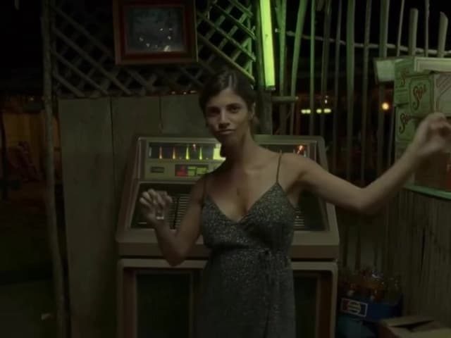 Durante el rodaje de 'Y tu mamá también', Alfonso Cuarón pidió a Gael García Bernal y Diego Luna improvisar parte de la escena en la carretera, logrando autenticidad en la relación de sus personajes.