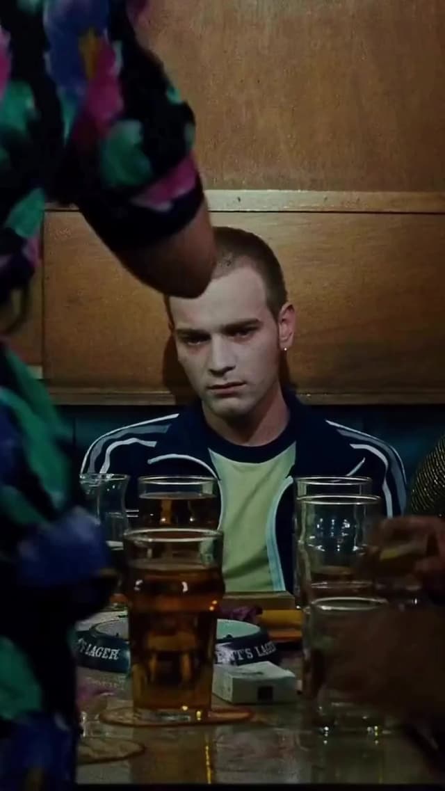 La escena del inodoro en 'Trainspotting' (1996) se rodó usando chocolate y agua, logrando uno de los momentos más impactantes del cine de los 90. La banda sonora ayudó a convertirla en un clásico cult.