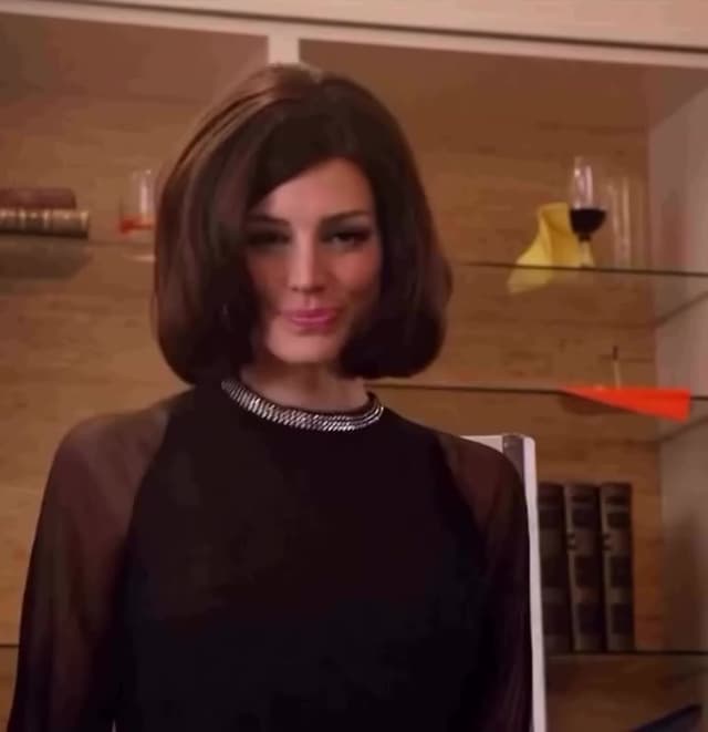 En 'Mad Men', Megan Draper, interpretada por Jessica Paré, sorprendió a Don Draper cantando la canción francesa 'Zou Bisou Bisou'. Esta escena reflejó el cambio en las relaciones y el contraste entre tradición y modernidad.
