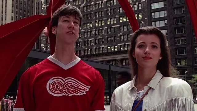 La mítica secuencia de 'Ferris Bueller's Day Off' cuando suena 'Twist and Shout' fue filmada durante un desfile real en Chicago. Esta escena capta perfectamente el espíritu libre de la película en 1986.