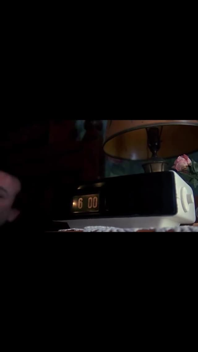 En 'Groundhog Day', Bill Murray repitió más de 30 veces la famosa escena de despertar para captar el cansancio real de su personaje atrapado en el mismo día. Un detalle icónico que marcó el significado de la película.