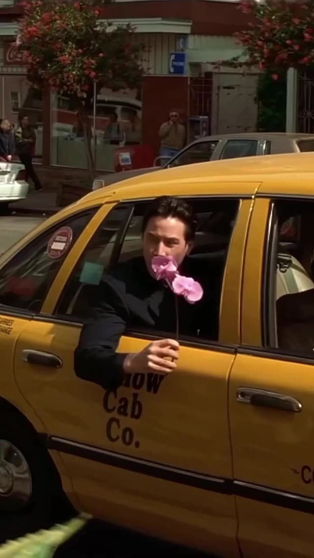En una de las escenas clave de 'Sweet November', Keanu Reeves y Charlize Theron transmiten auténtica vulnerabilidad, resultado de su química previa en 'El abogado del diablo'. Este momento elevó la carga emocional de la película