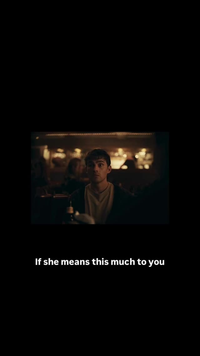 Durante el rodaje de 'Obsession' (2026), la tensión en la escena donde Bear hace su deseo al Salgueiro dos Desejos fue tan intensa que Curry Barker pidió grabar ese momento de una sola toma para capturar la emoción real de los actores.