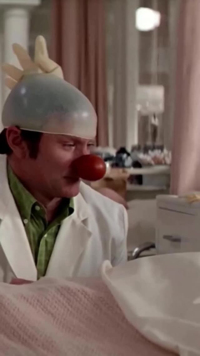 En 'Patch Adams', Robin Williams se inspiró en el verdadero médico Patch Adams y su defensa del humor como herramienta terapéutica, logrando una interpretación que mezcla comedia y empatía inolvidable.