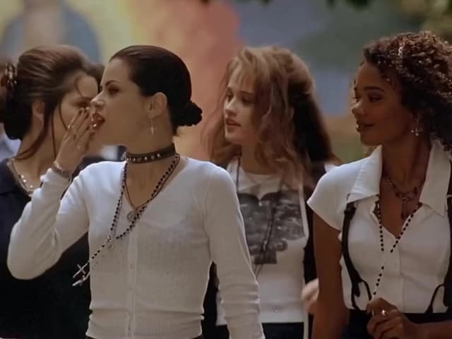 En 'The Craft', Fairuza Balk se sumergió tanto en el papel de Nancy que investigó ocultismo para prepararse. La estética dark y su banda sonora marcaron la película como un ícono de los 90.