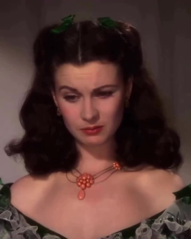 En 'Gone with the Wind', la compleja relación entre Scarlett O’Hara y Rhett Butler se consolidó gracias a la icónica química entre Vivien Leigh y Clark Gable, convirtiéndolos en uno de los dúos más recordados del cine clásico.