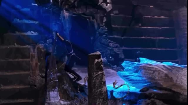 En 'Mortal Kombat: Annihilation' (1997), la batalla final fue grabada en sets llenos de efectos prácticos y coreografías que homenajean los fatalities del videojuego. Un guiño directo a los fans y la esencia del universo Mo