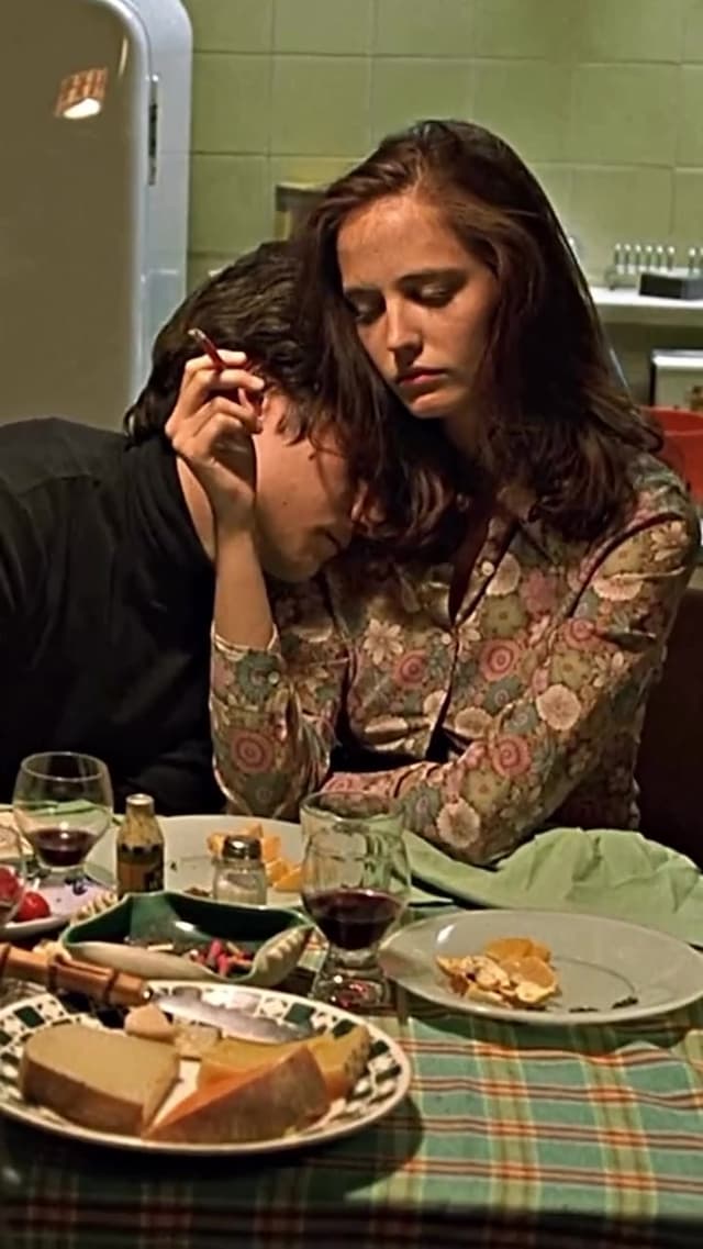 En 'The Dreamers', Bernardo Bertolucci recrea escenas icónicas del cine clásico en plena revolución parisina de 1968. Eva Green debuta como Isabelle, sumergiendo el filme en una atmósfera única entre deseo y cine.
