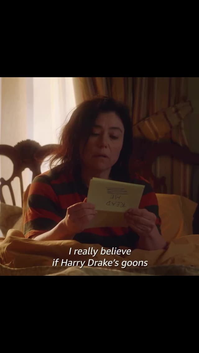Durante el rodaje de 'The Marvelous Mrs. Maisel', los vestidos vintage de Midge fueron confeccionados especialmente para capturar el estilo neoyorquino de los años 50, destacando el meticuloso trabajo de diseño de vestuario.