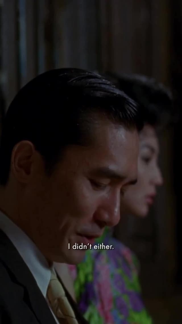 En 'In the Mood for Love', Maggie Cheung luce numerosos qipao, que marcan el paso del tiempo y son vitales para la identidad visual de la película. Estos detalles refuerzan su atmósfera única y su estilo visual inolvidable.