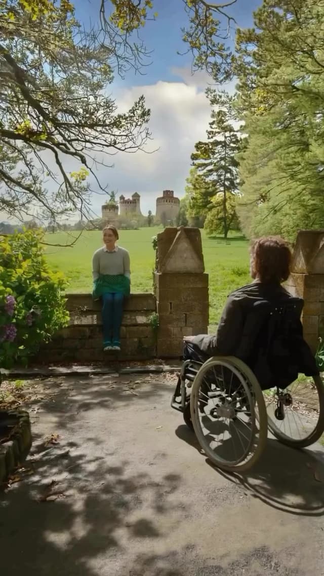 La escena donde Louisa rompe la coraza de Will refleja el cambio profundo en su relación, mostrando cómo la alegría puede abrir puertas incluso en las situaciones más difíciles. Emilia Clarke aportó espontaneidad que realzó esa conexión emocional