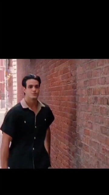 La escena del asalto en 'Sex and the City' muestra a Carrie Bradshaw, interpretada por Sarah Jessica Parker, defendiendo sus zapatos Manolo Blahnik. Este momento es clave para entender la pasión por la moda en la serie.