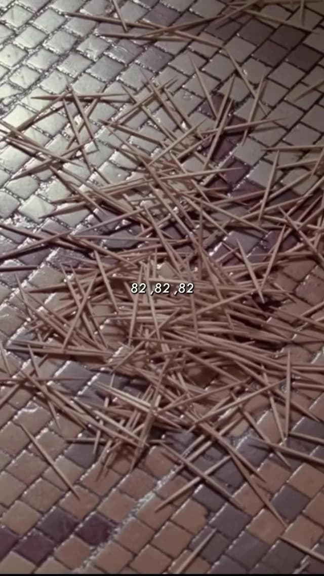 Durante el rodaje de 'Rain Man', la famosa escena del baile en la habitación de hotel fue improvisada por Dustin Hoffman y Tom Cruise, mostrando la espontaneidad que marcó la relación entre Raymond y Charlie en la película.