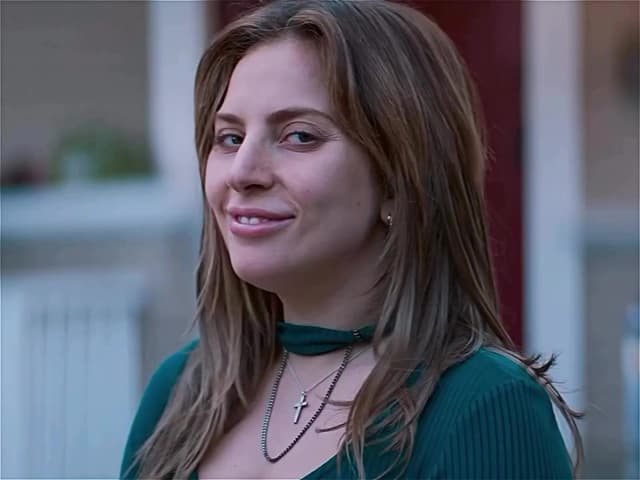 En ‘A Star Is Born’, la canción ‘Shallow’ marca el inicio de la transformación de Ally en estrella. Esta escena fue grabada en vivo en el festival de Glastonbury 2017, dando gran realismo al momento más icónico de la película.