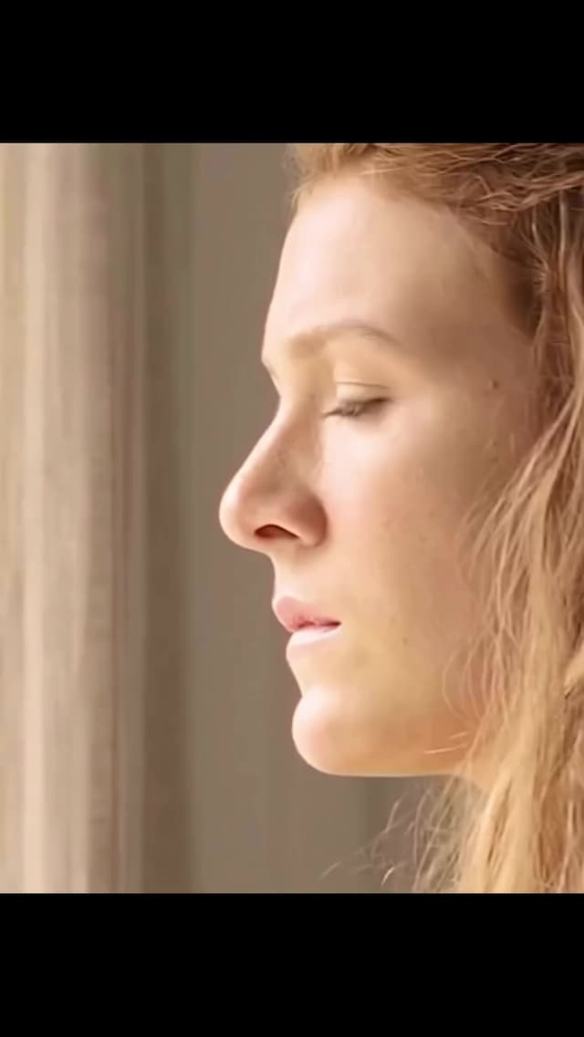 En 'It Ends With Us', la escena donde Lily ayuda a Atlas muestra la humanidad antes que el romance. El contraste visual entre los escenarios resalta la distancia social en la película y el inicio de su conexión.