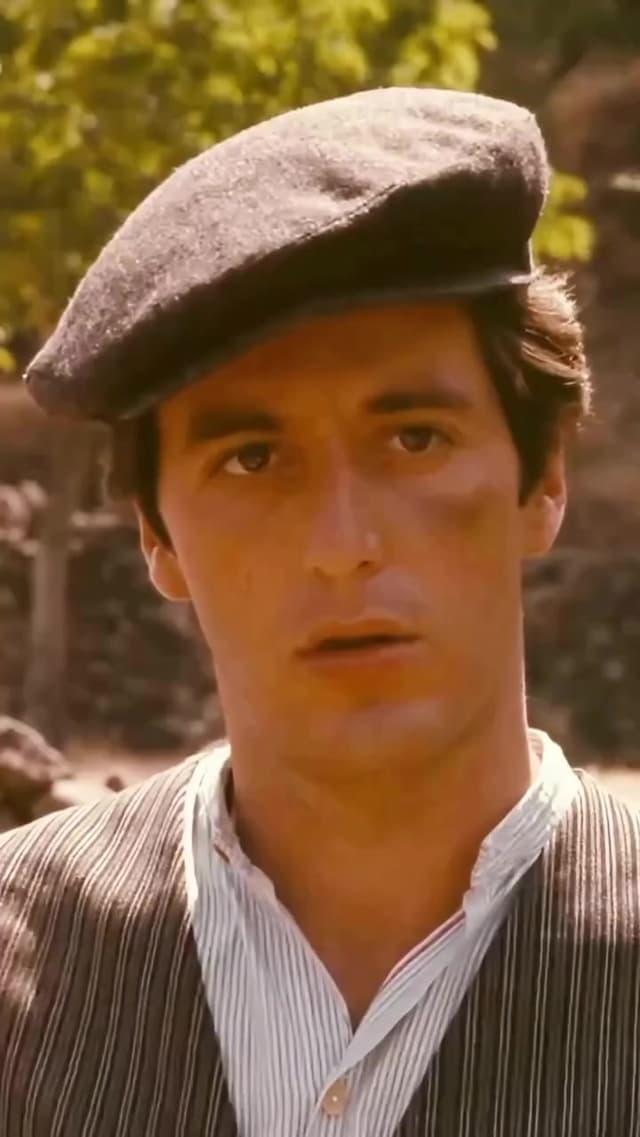 Durante su exilio en Sicilia, Michael Corleone pierde a Apolonia en una explosión causada por uno de sus propios guardias. Esta tragedia marca un punto de inflexión en su transformación hacia el hombre que domina 'El Padrino'.
