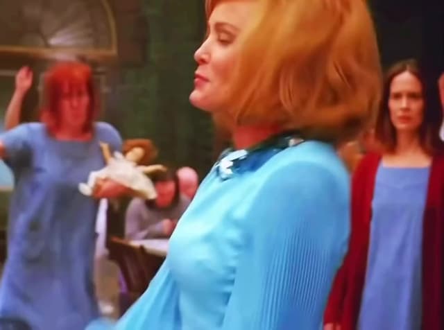 En 'American Horror Story: Asylum', Jessica Lange canta y baila 'The Name Game' en una de las escenas más recordadas, marcada por el contraste entre la música alegre y el ambiente inquietante del manicomio.