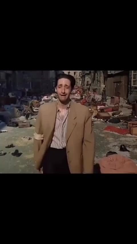En 'The Pianist', Roman Polanski recreó la Varsovia de 1939 en detalle. Adrien Brody aprendió a tocar piezas reales de piano para transmitir el aislamiento de Szpilman, logrando una de las actuaciones más memorables del cine.