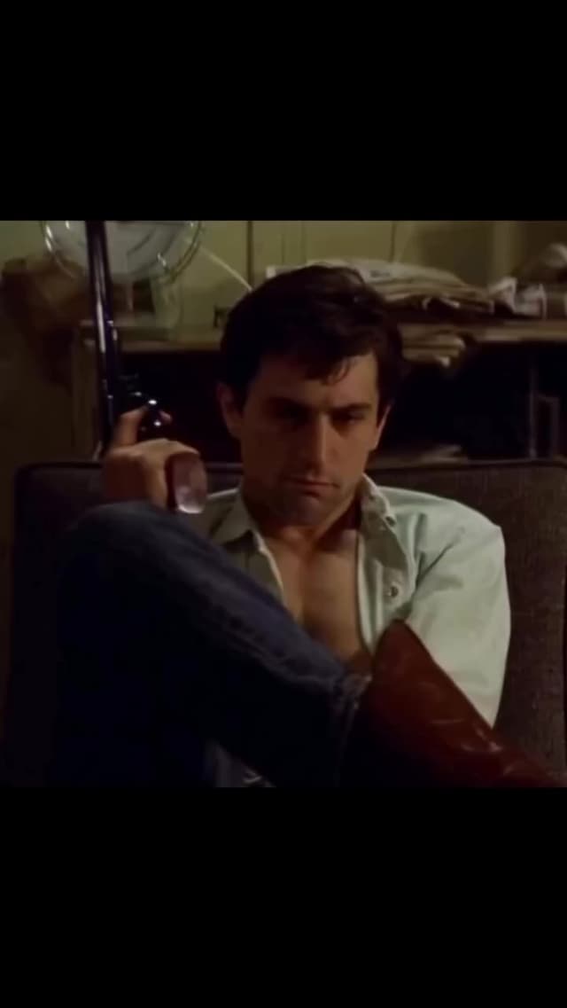 La famosa escena “You talkin’ to me?” de 'Taxi Driver' fue improvisada por Robert De Niro, mostrando el descenso del personaje en una Nueva York decadente. Un clásico del cine de Martin Scorsese.