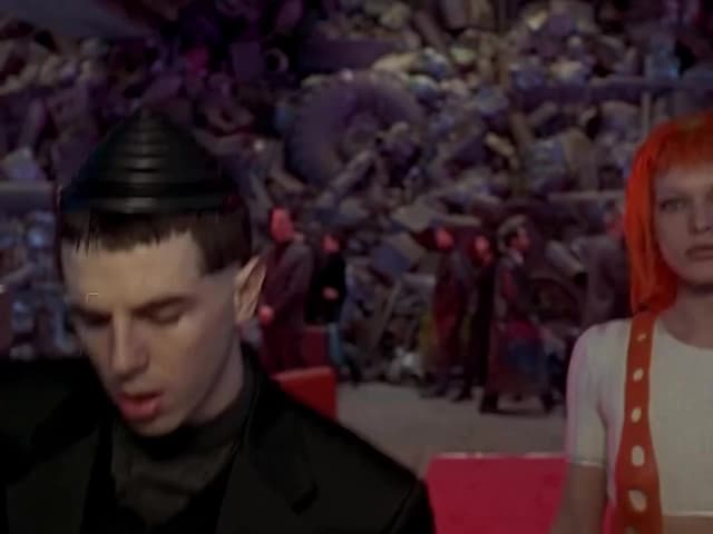 La caótica escena del embarque a Fhloston Paradise en 'The Fifth Element' mezcla comedia y acción, mostrando la química única de Bruce Willis y Milla Jovovich bajo la dirección de Luc Besson.