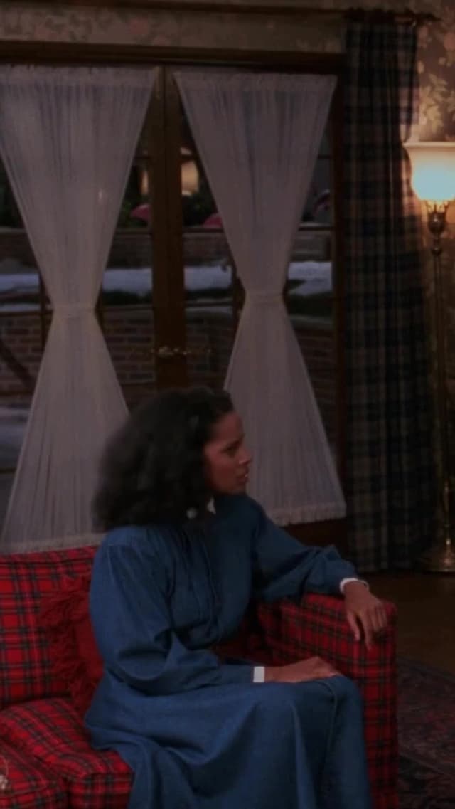 Una de las escenas más icónicas de 'Coming to America' muestra un diálogo inesperado cuando el padre de Lisa enfrenta a un visitante religioso con humor espontáneo, mientras Akeem permanece oculto dentro de la casa, creando un momento de comedia absurdo y memorab