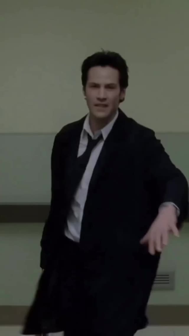 En 'Constantine', John utiliza agua bendita en los rociadores para desenmascarar demonios. Un giro memorable dentro de la saga DC y una de las secuencias más creativas de la película protagonizada por Keanu Reeves.