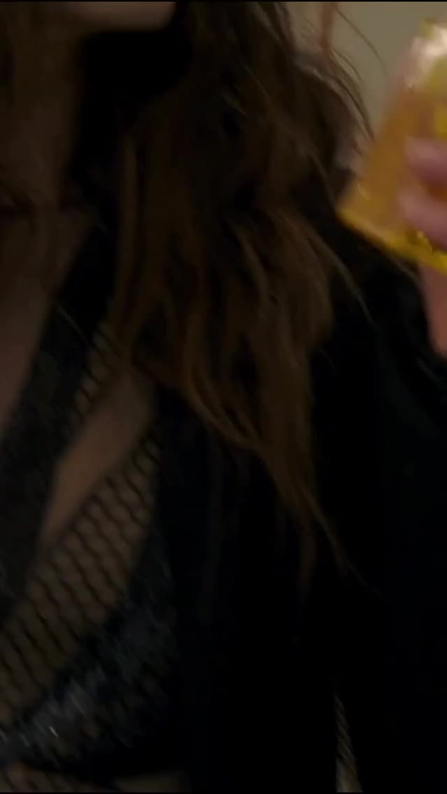 En 'Ocean's 8', el famoso collar de 150 millones fue recreado para la escena del Met Gala. La producción se inspiró en joyas reales de Cartier, un guiño al lujo y a los golpes de alto riesgo en la película.