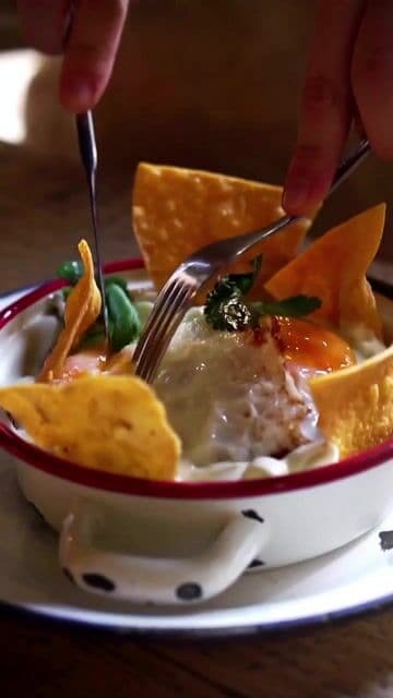 Propuesta de brunch con chilaquiles, tortitas, gofres y mucho más. Además, 24 grifos de cerveza artesana y unas hamburguesas que merecen mucho la pena.