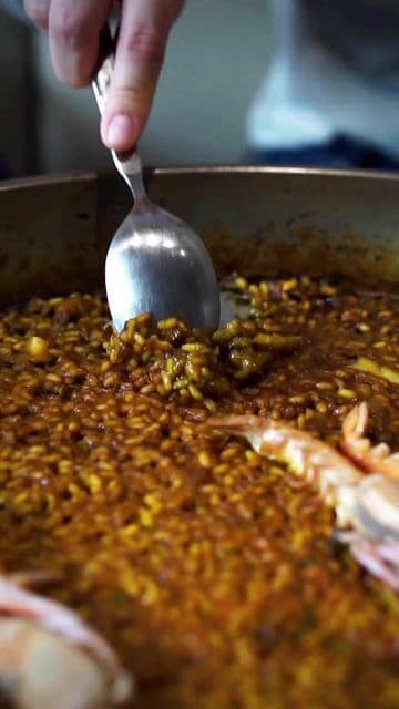 Esta es la pinta que tiene este arroz de cigalas y ajetes. Uno de los imprescindibles del tapeo en Valencia que además prepara unos arroces magníficos.