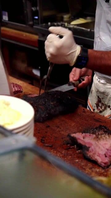 Así preparan el famoso sándwich de pastrami en uno de los restaurantes más míticos de NYC. Para volver una y otra vez.
