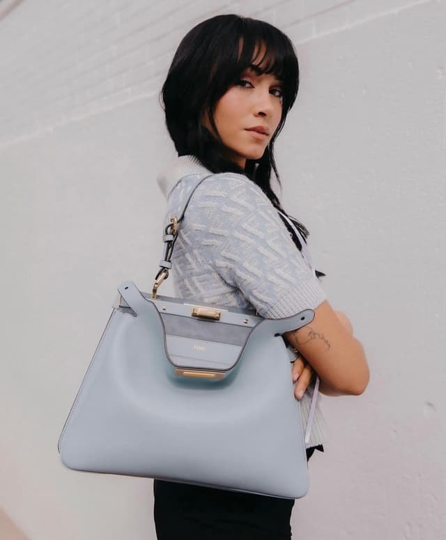 Aitana con bolso Fendi