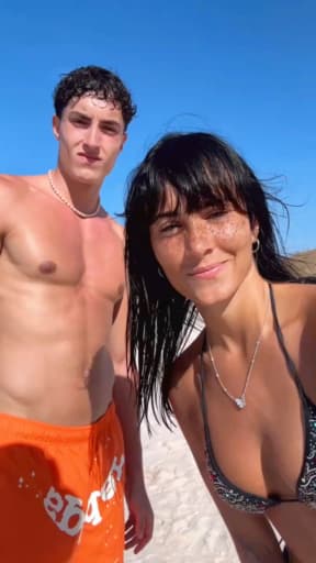 Aitana graba Tiktok con Plex y luce bikini de Venuja