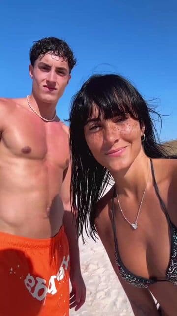 Aitana graba Tiktok con Plex y luce bikini de Venuja