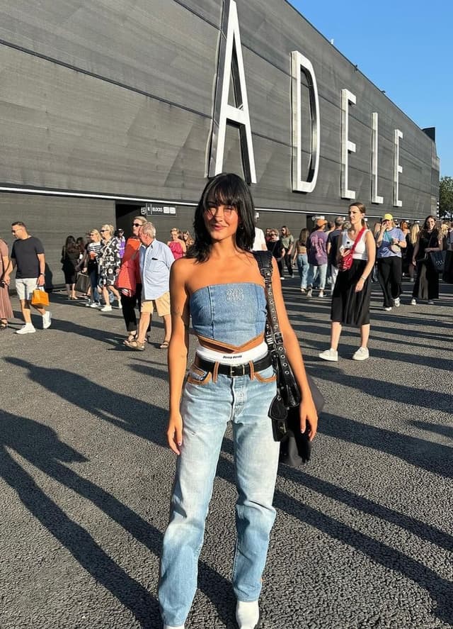 Aitana completa su look con bolso Balenciaga