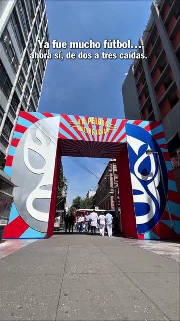 Explora el Centro Histórico de CDMX y encuentra photo spots únicos con temática de lucha libre, incluyendo un ring y máscaras gigantes perfectas para tus fotos. Disfruta de estos escenarios icónicos mientras recorres este lugar lleno de historia.