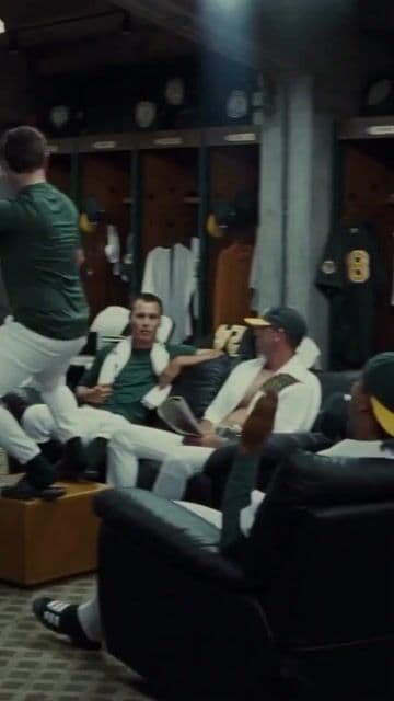 Brad Pitt como un manager de béisbol que revoluciona el deporte usando estadísticas en lugar de intuición. Una historia real sobre desafiar lo establecido con ingenio y determinación