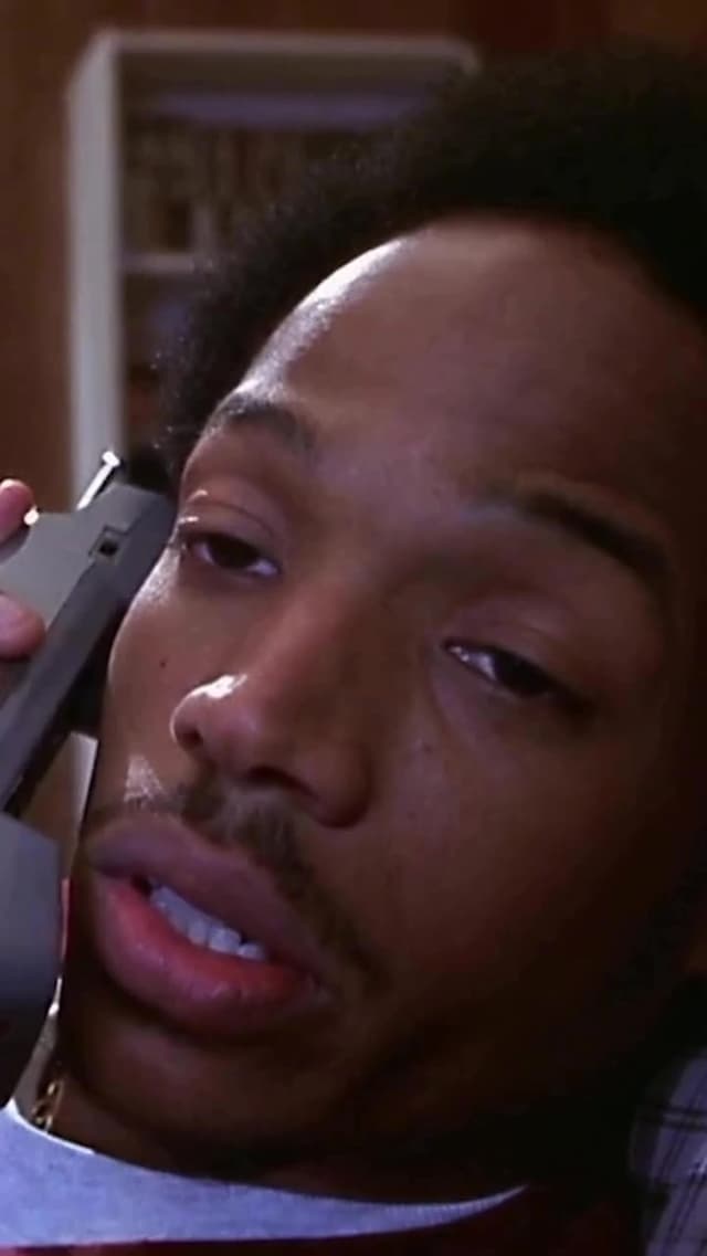 La famosa escena Whassup de 'Scary Movie' (2000) imitó el anuncio de Budweiser, pero la lata que sostiene Ghostface dice Killer, evitando problemas legales. Un guiño ingenioso en la saga más icónica de películas de parodia.