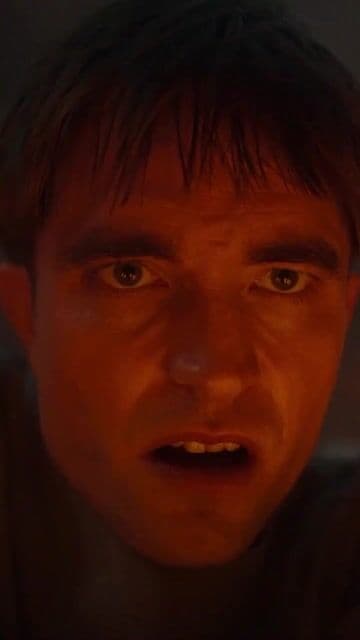 Robert Pattinson interpretó múltiples versiones del mismo personaje en Mickey 17, creando diferencias sutiles en voz, postura y personalidad para cada "iteración" para mostrar cómo evoluciona el personaje a pesar