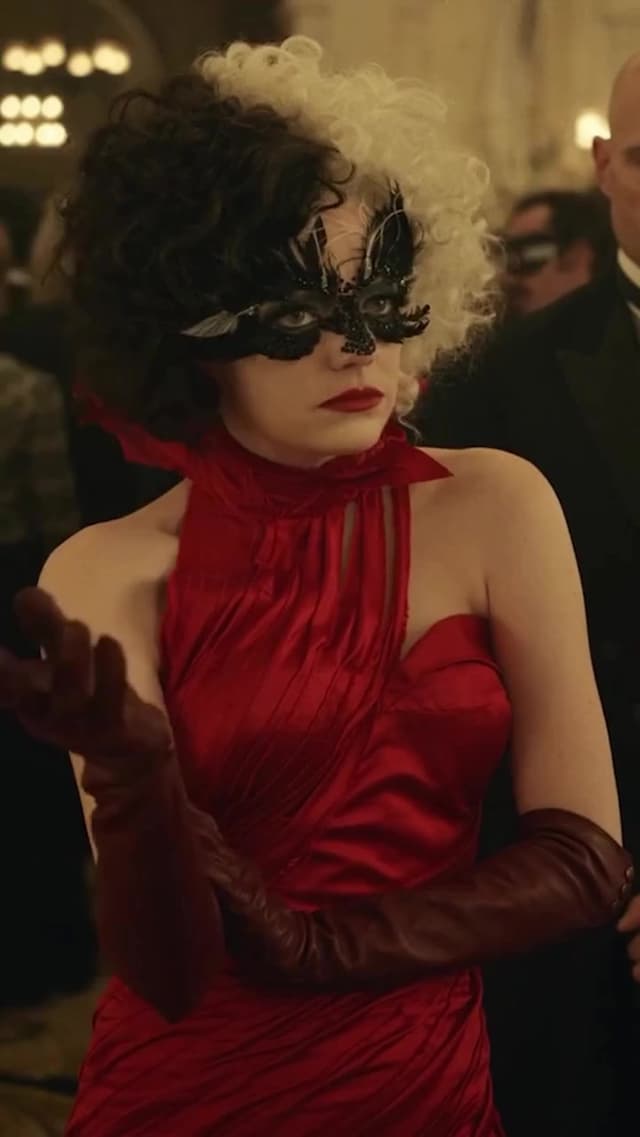 Para crear el icónico vestido de basura en 'Cruella', Jenny Beavan usó 393 piezas recicladas y una cola de 12 metros tan pesada que Emma Stone debía estar anclada a un camión. La secuencia combinó vestuario práctico con efectos digitales para m