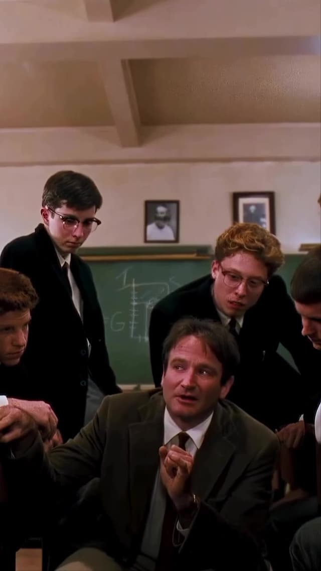 Durante la filmación de 'Dead Poets Society', Peter Weir rodó la historia en orden cronológico para reflejar la evolución real entre los personajes. Robin Williams se mantuvo aislado al inicio para captar la auténtica fascin