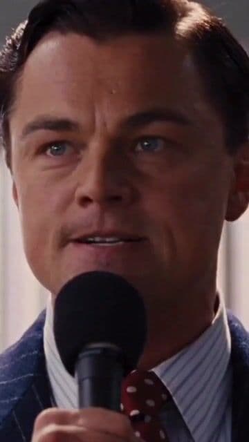 El famoso discurso no estaba completamente guionizado. Leonardo DiCaprio improviso gran parte del momento durante el rodaje, y Scorsese adoro la energia cruda que transmitio