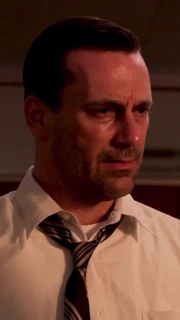 Jon Hamm como Don Draper en la serie que redefinió la televisión de prestigio. Publicidad, poder y crisis existencial en la América de los años 60. Elegante y adictiva